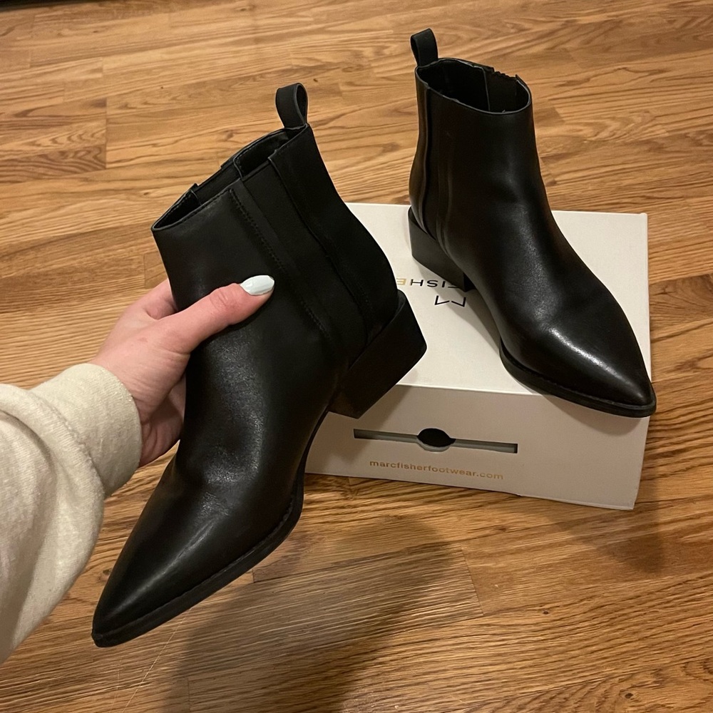 Marc Fisher Chelsea Boots/booties pointed tow low healed in black leather